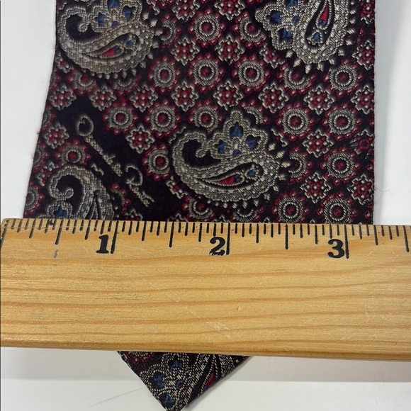 Oscar de la Renta Black, Red & Cream Paisley Tie with Intricate Design - Picture 3 of 8